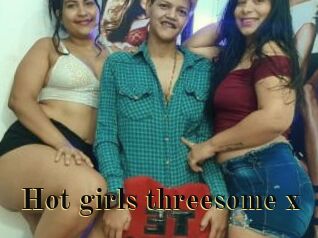 Hot_girls_threesome_x